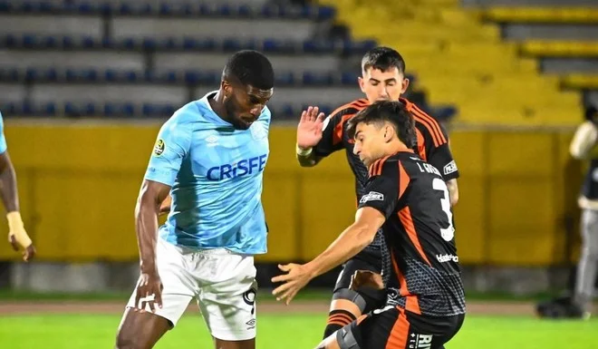 ¡Gol tempranero y respuesta eléctrica! Católica y Emelec se reparten un vibrante 1-1 en Quito